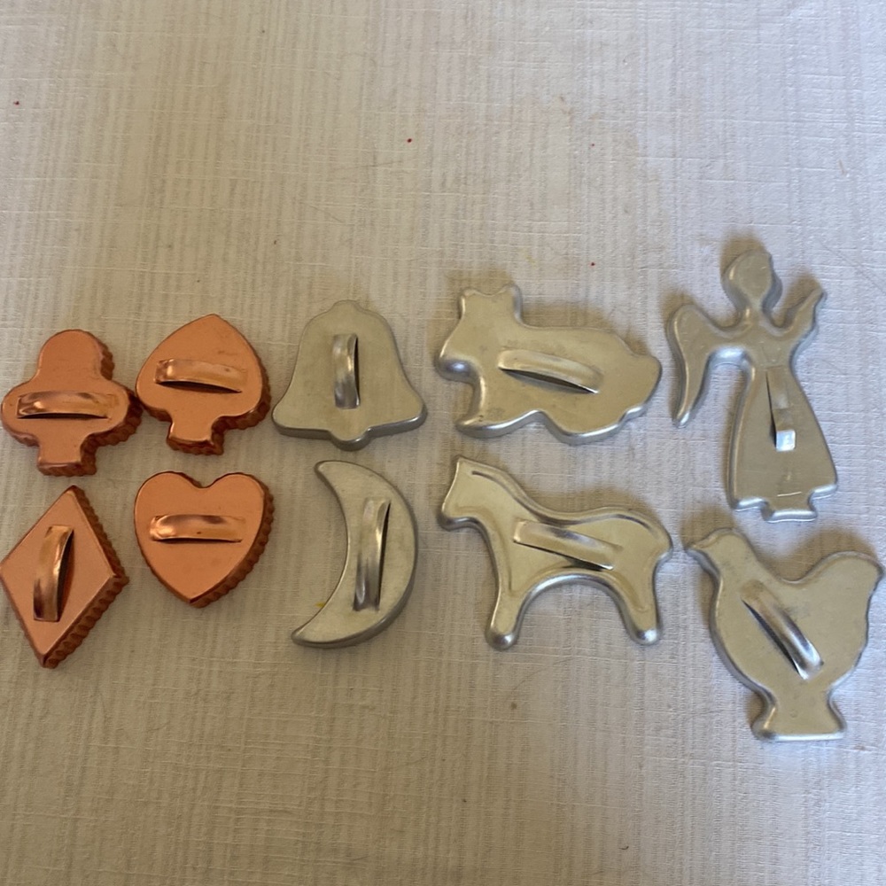 30 VTG Assorted Cookie Cutters, Plastic & Metal - Picture 9 of 12
